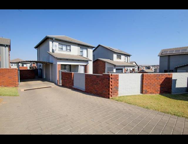 3 BEDROOM TOWNHOUSE FOR SALE IN AMBERFIELD